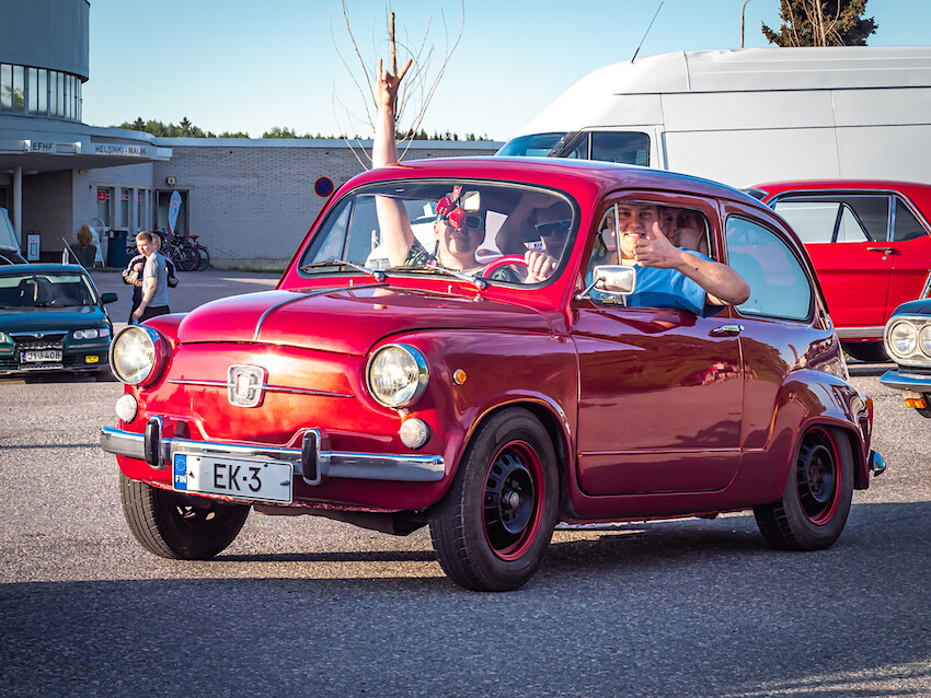 Nuoria miehiä pienessä Fiat 600 autossa