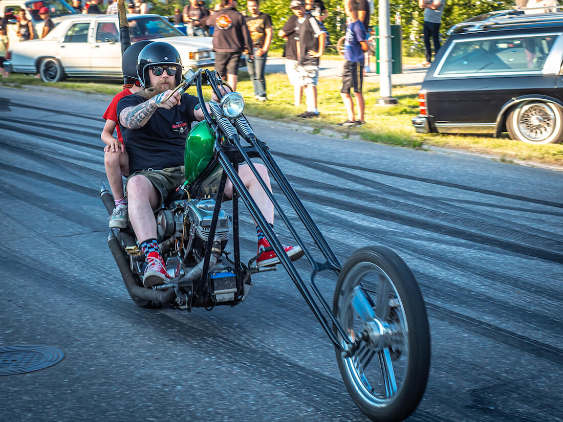 Isä ja poika Harley-Davidson chopperin kyydissä