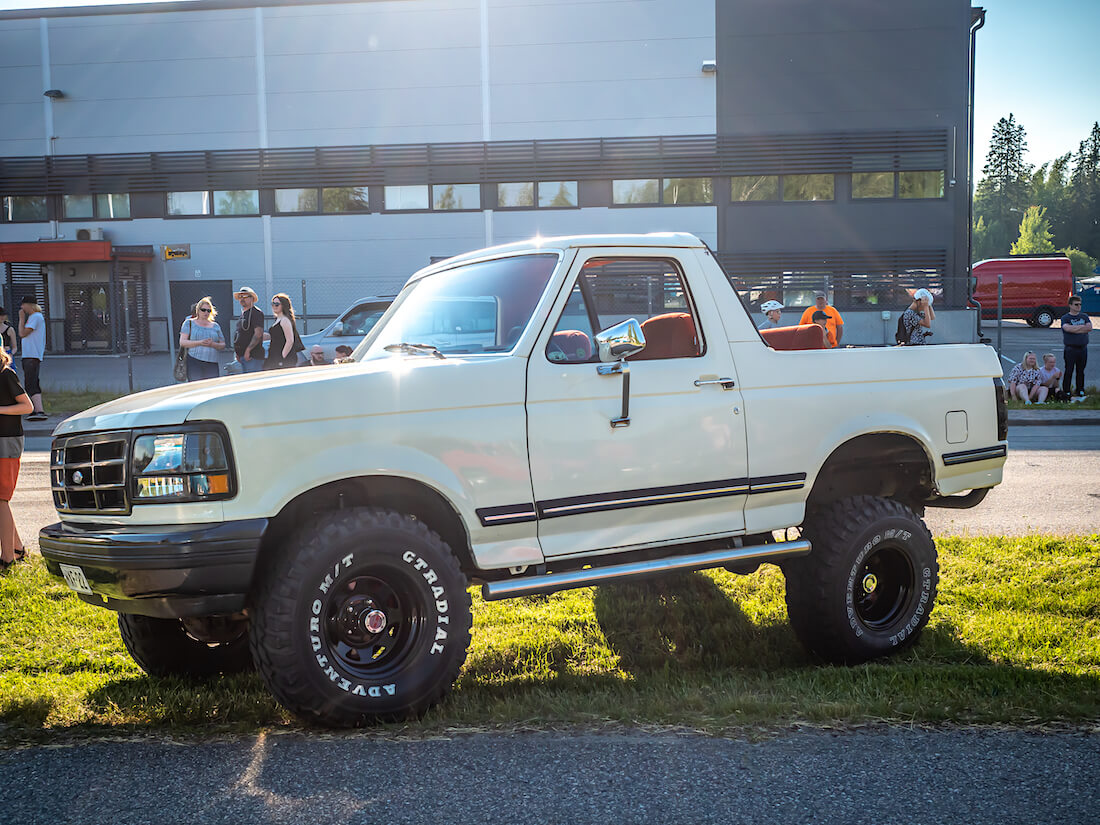 Valkoinen 1991 Ford Bronco 4x4 i6