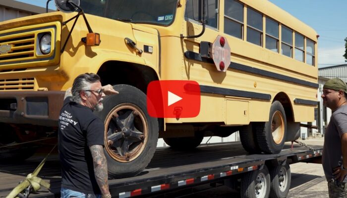 Richard Rawlingsin keltainen koulubussi trailerilla. Kuva: Gas Monkey Garage ja Richard Rawlings