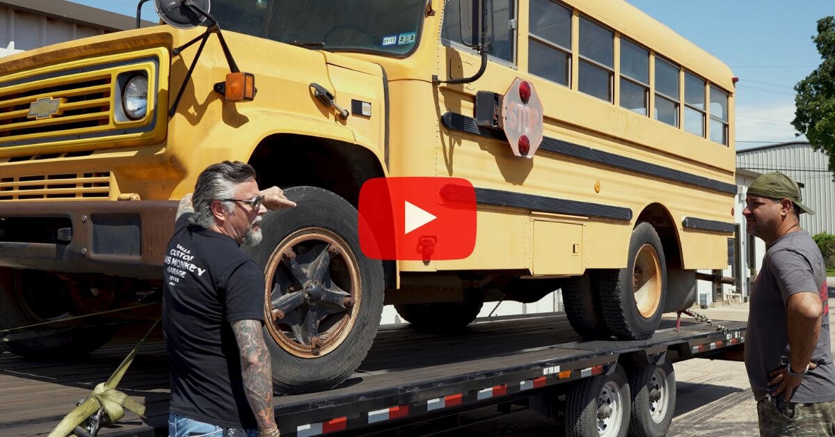 Richard Rawlingsin keltainen koulubussi trailerilla. Kuva: Gas Monkey Garage ja Richard Rawlings
