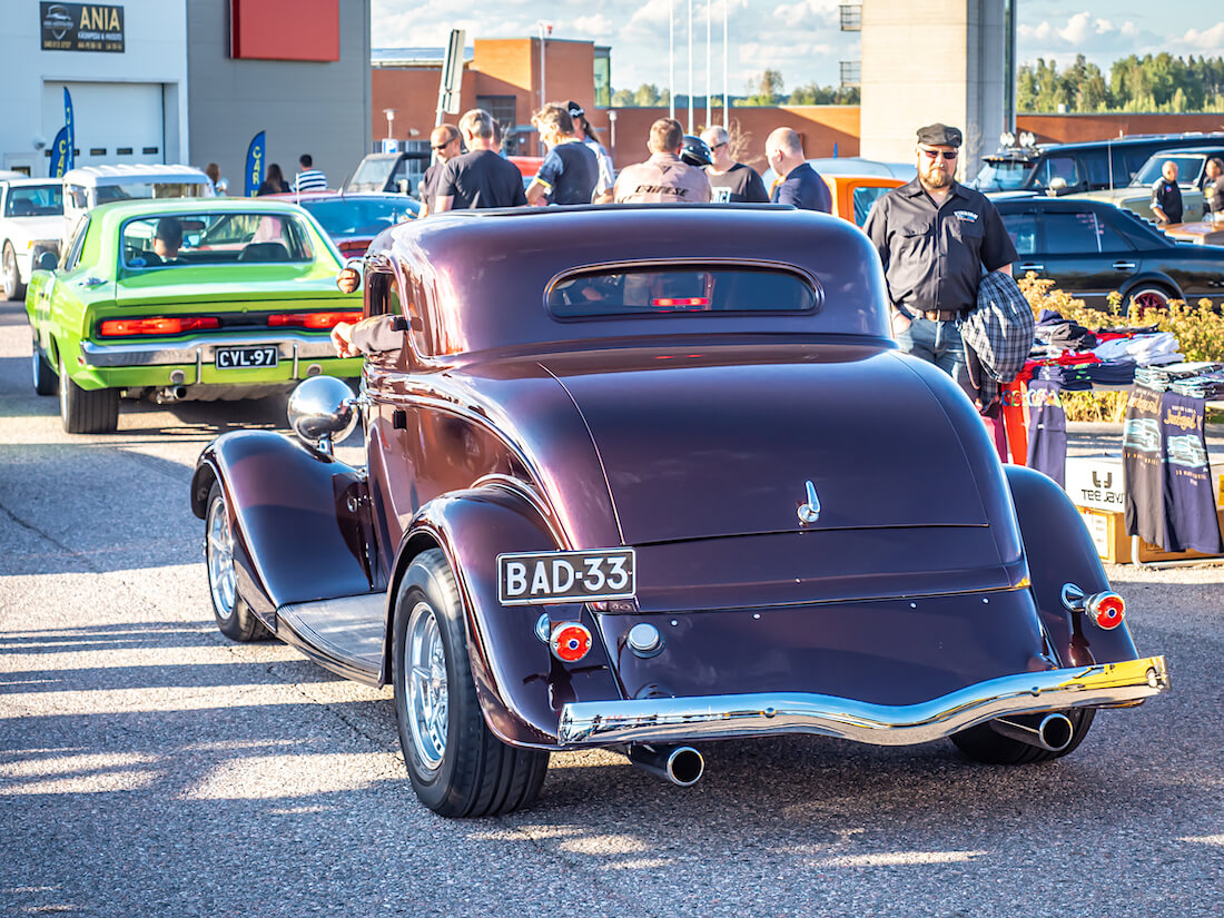 1933 Ford 3-window coupe rodi cruising-tapahtumassa