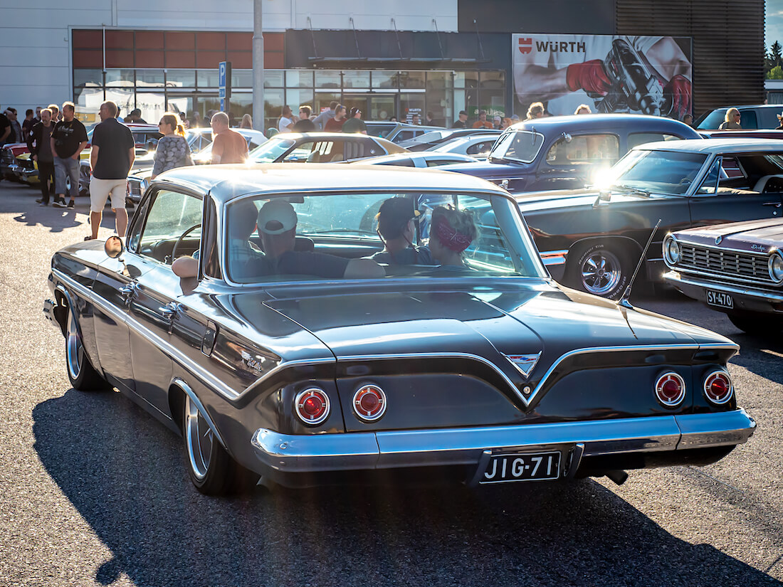 1961 Chevrolet BelAir 4d HT takaa