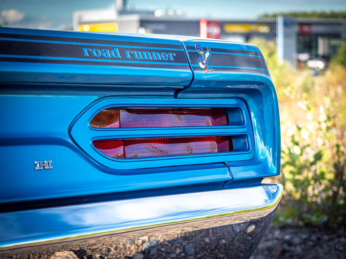 Sininen 1970 Plymouth Road Runner logo takakontissa