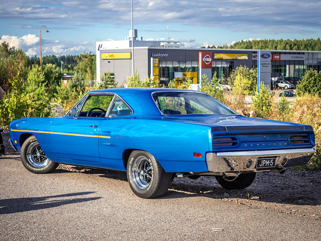 Sininen 1970 Plymouth Road Runner takaa