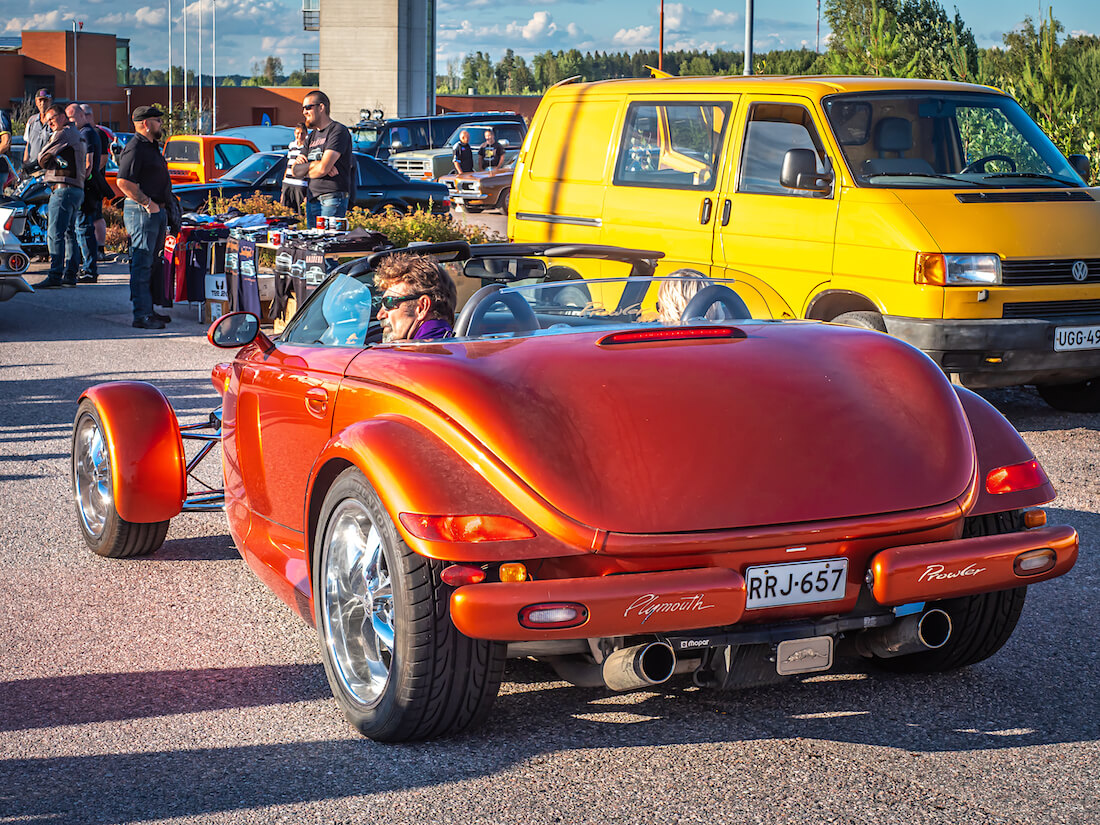 Oranssi 2001 Plymouth Prowler takaa