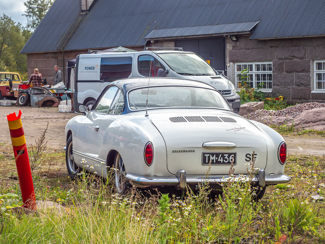 1965 Volkswagen Karmann Ghia Espoon automuseon pihalla