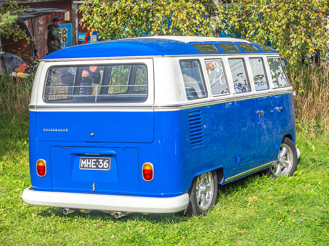 1966 VW junakeula sonderbus ruohikolla