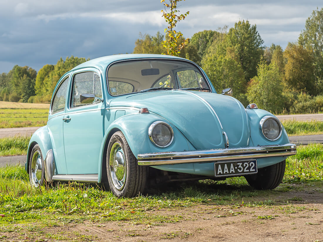 Vaaleansininen 1972 Volkswagen kupla