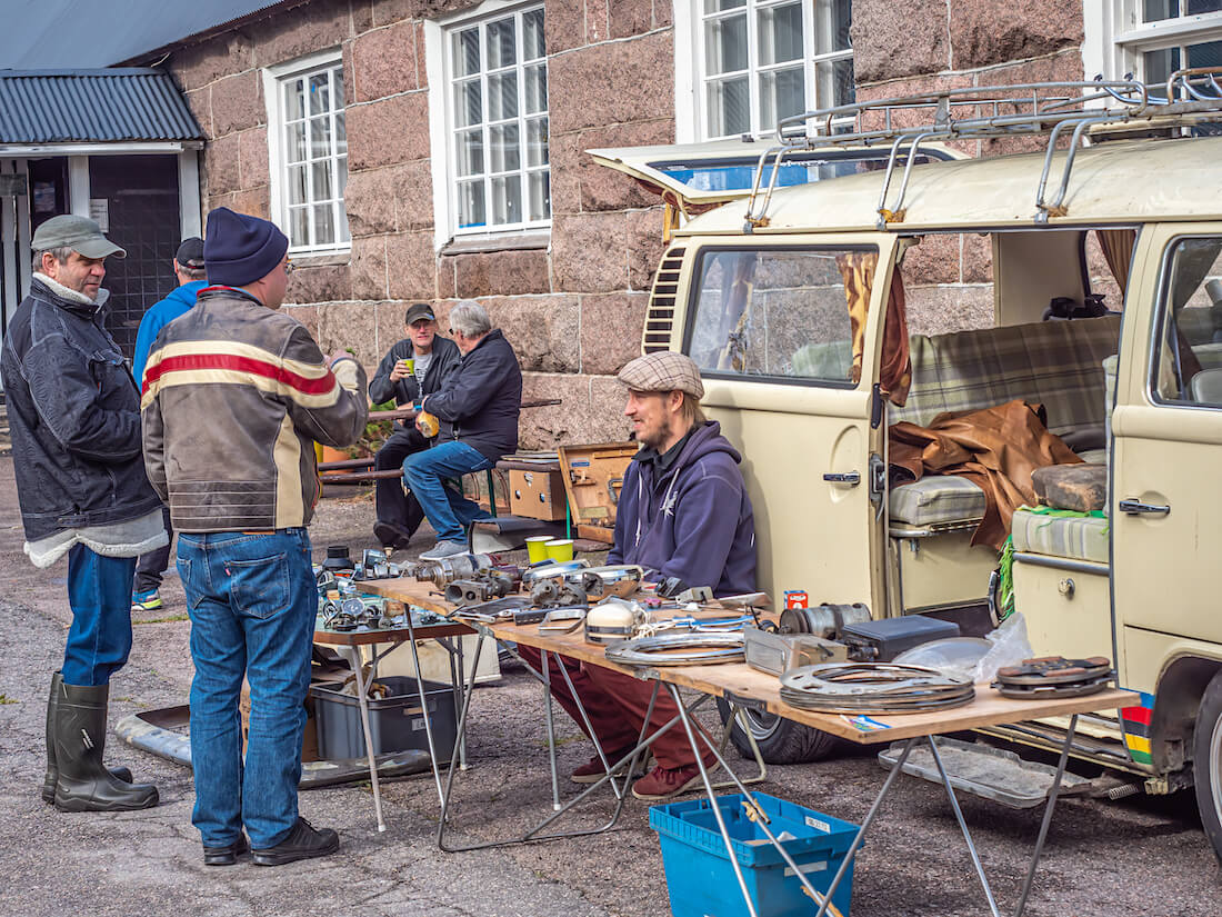 Vanhojen autojen varaosien myyntiä rompetorilla