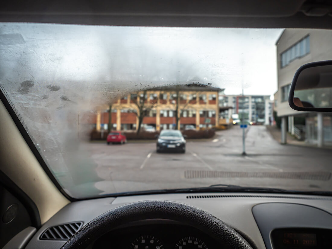 Tuulilasi osin huurteessa sisäpuolelta ennen liikkeellelähtöä