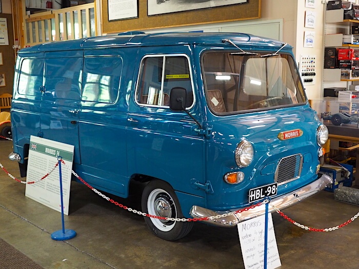Sininen 1966 Morris J4 pakettiauto automuseossa