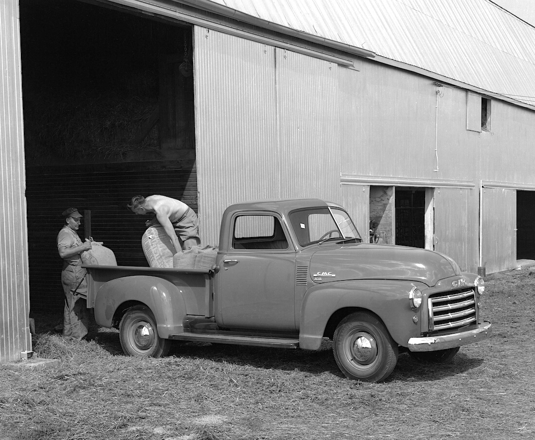 1948 GMC New Design FC101 pickupia lastataan