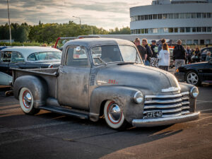 1949 Chevrolet Advance Design pickup Malmin lentoasemalla