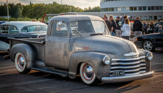 1949 Chevrolet Advance Design pickup Malmin lentoasemalla