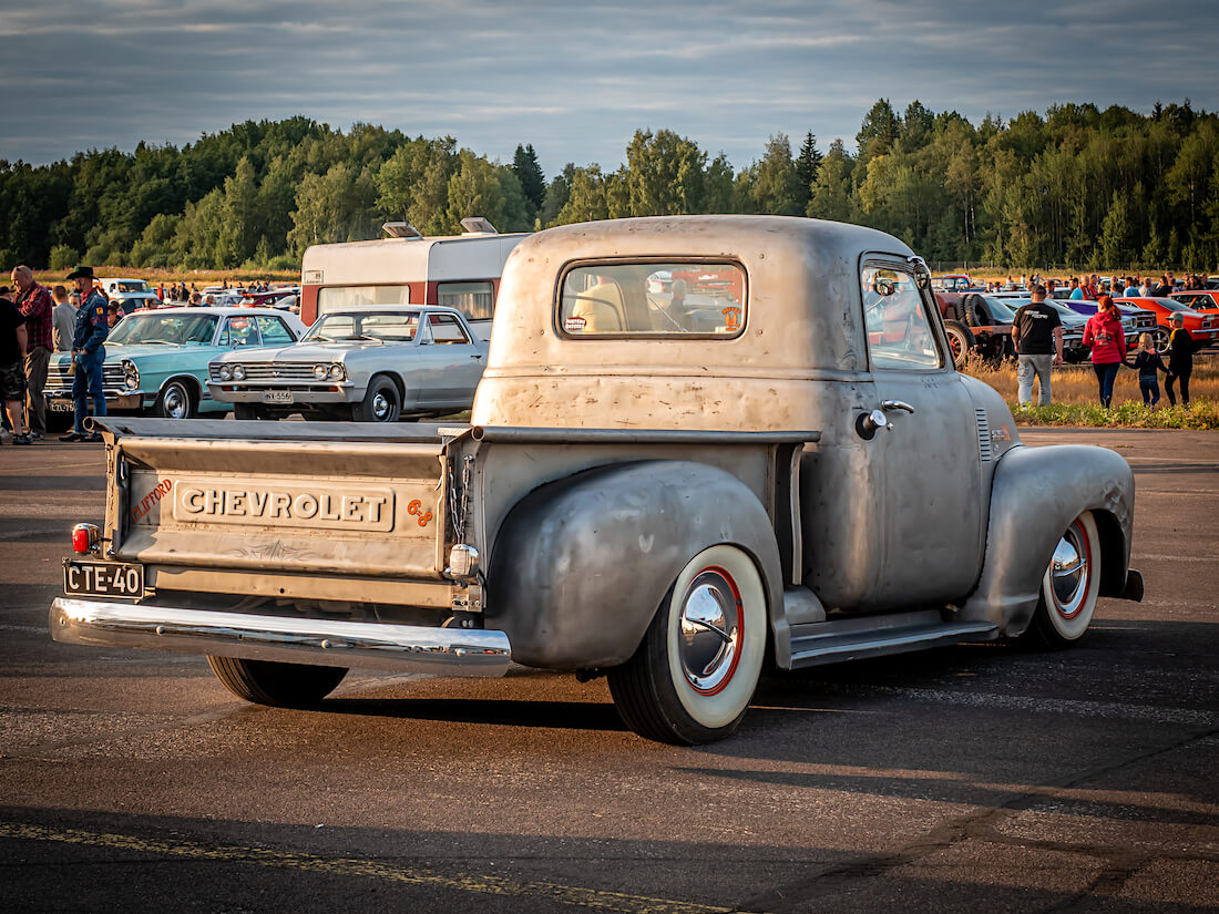 1949 Chevrolet Advance Design pickup Malmin lentoasemalla