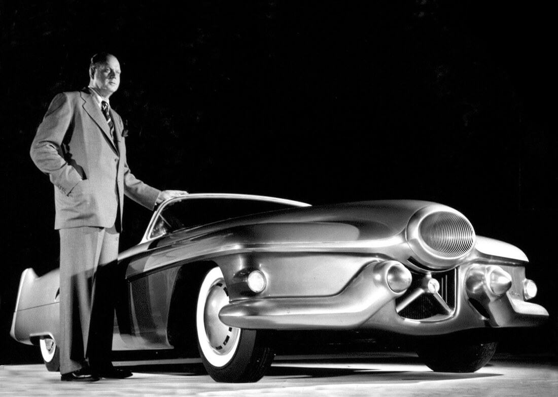 Harley Earl 1951 LeSabre konseptiauton vieressä