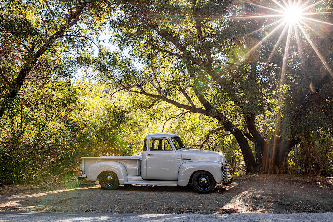 ICONin 1952 Chevrolet Advance Design 4x4 Pickup puun alla