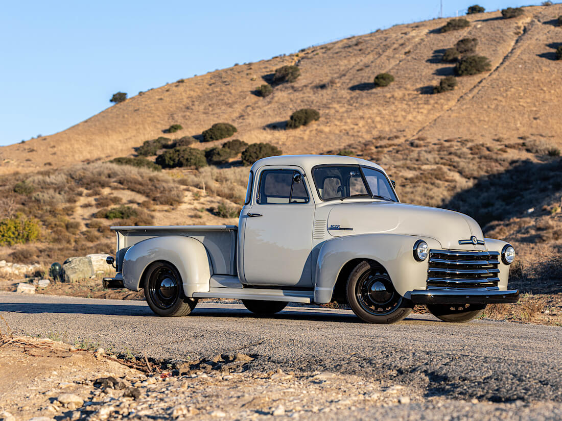 ICONin 1952 Chevrolet Advance Design 4x4 Pickup vuoristotiellä