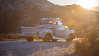 ICONin 1952 Chevrolet Advance Design 4x4 Pickup auringonlaskussa