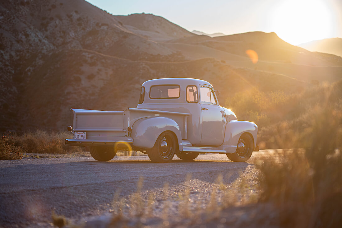 ICONin 1952 Chevrolet Advance Design 4x4 Pickup auringonlaskussa