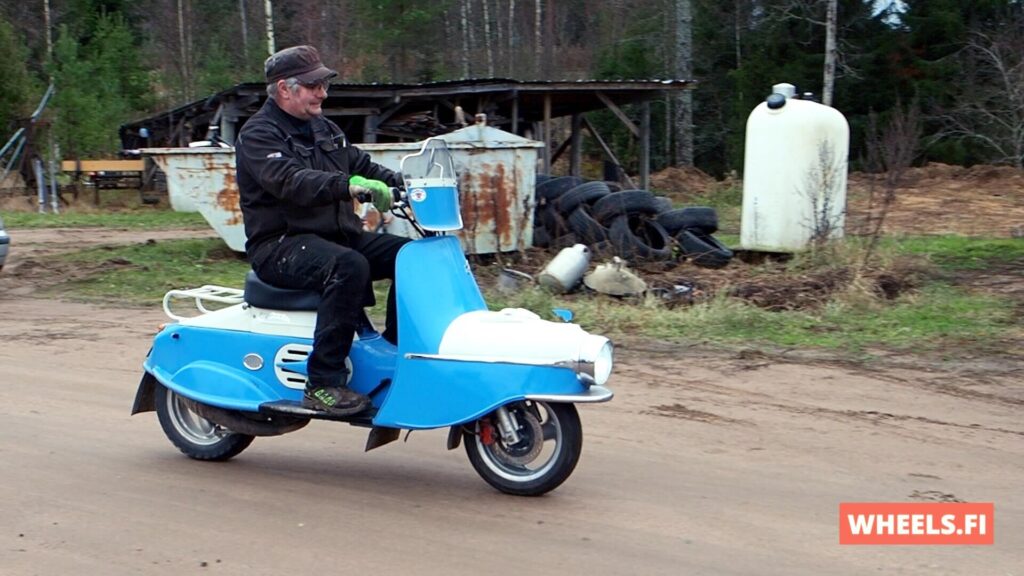 Antti Sarvi ajaa 1960 Cezeta CZ502 skootterilla