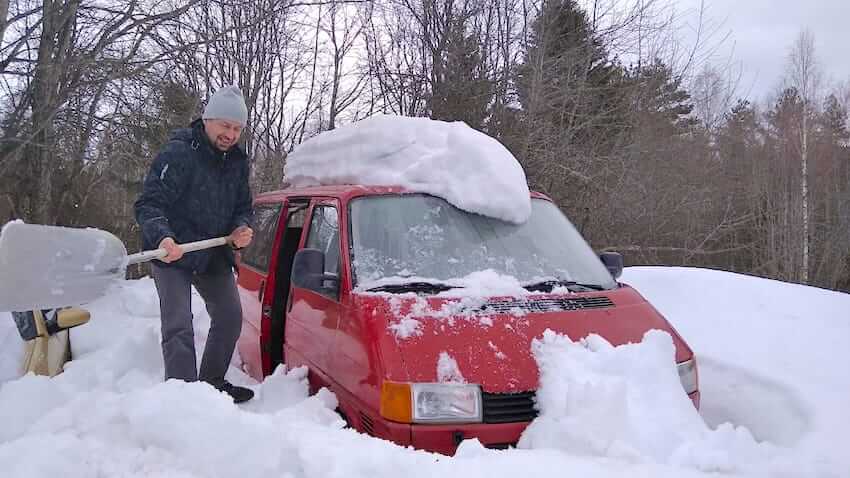 Heikki Riim kaivaa VW Transporteria lumesta