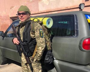 Suomesta lahjoitettu Nissan Terrano ja ukrainalainen sotilas