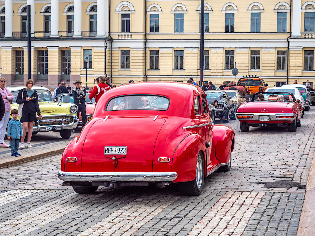 Punainen 1941 Chevrolet Master Deluxe Coupe street rodi