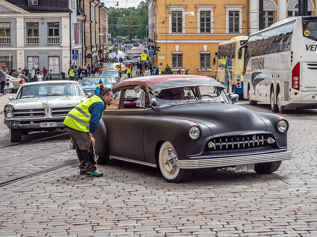 Ruotsalainen jenkkiauto saapumassa Senaatintorille