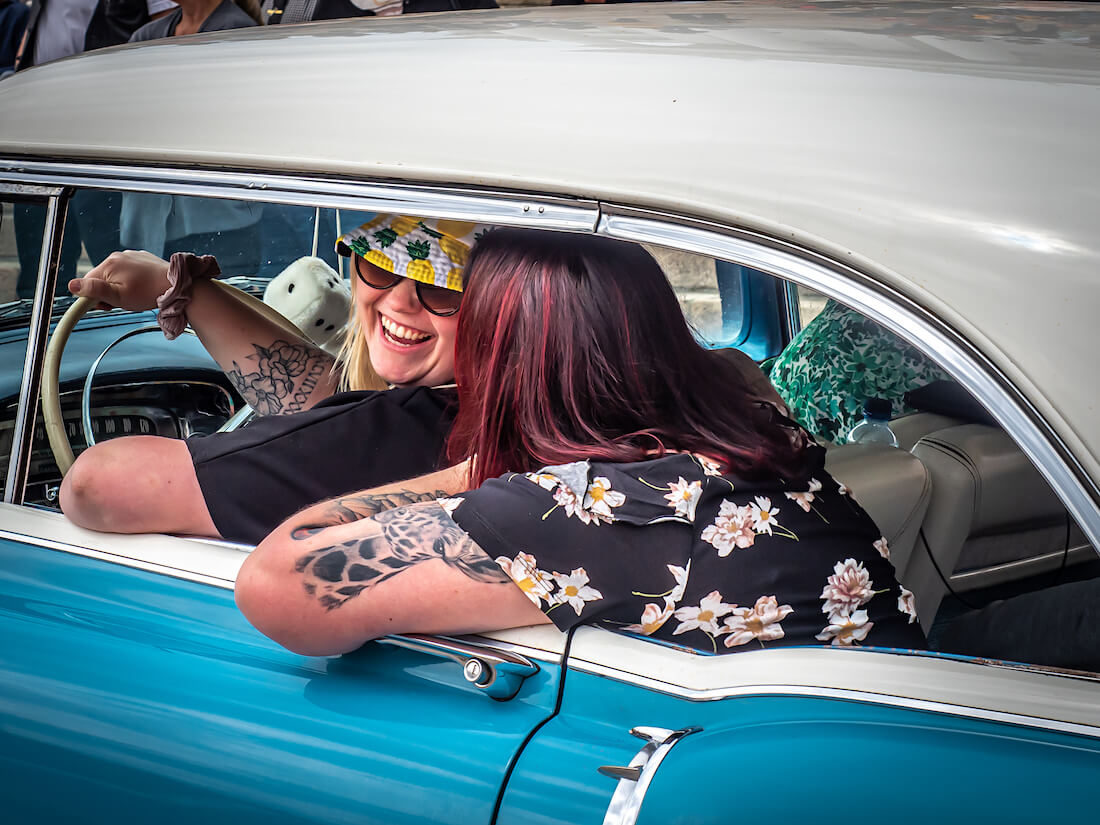 Jenkkiautoja harrastavia naisia Cadillac Coupen kyydissä
