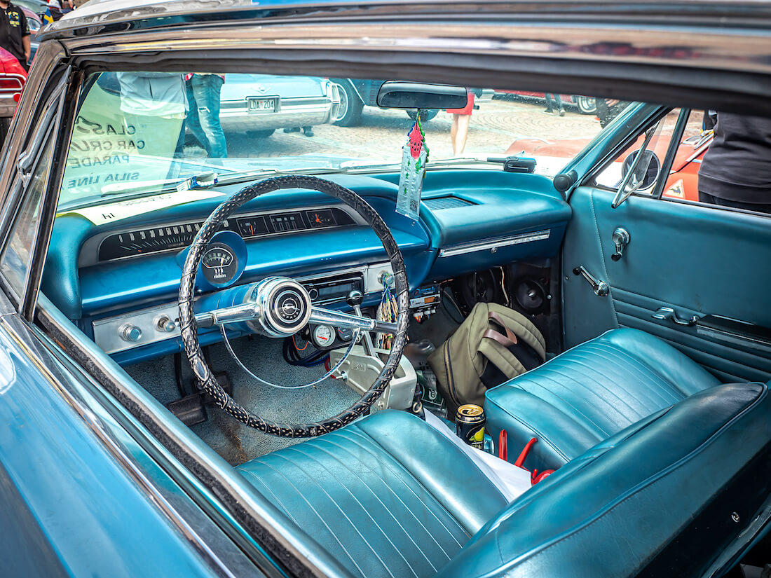 1964 Chevrolet Impalan sisusta ja kojelauta