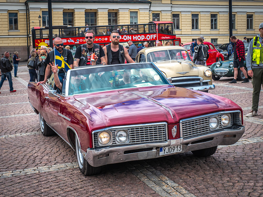 1968 Buick Electra 225 avoauto Senaatintorilla