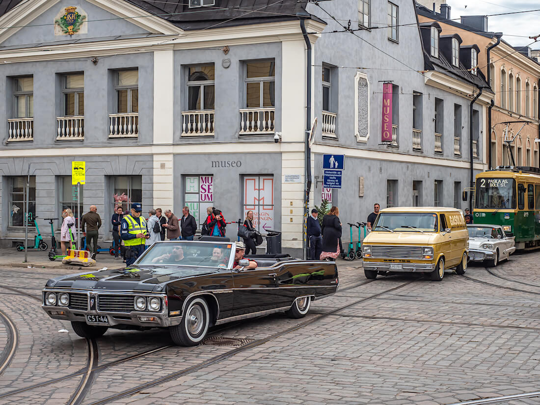 Poliisi ohjaa jenkkiauto Classic Car Paradessa