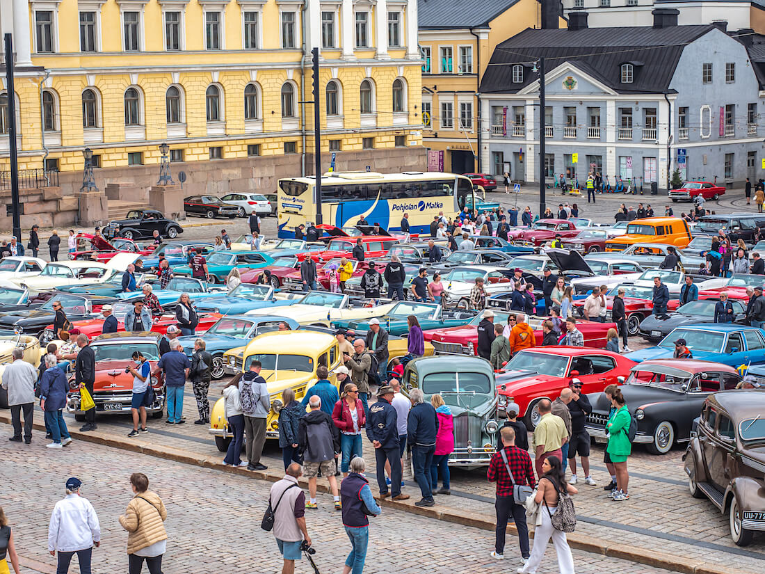 Jenkkiautoja Senaatintorilla Helsingissä