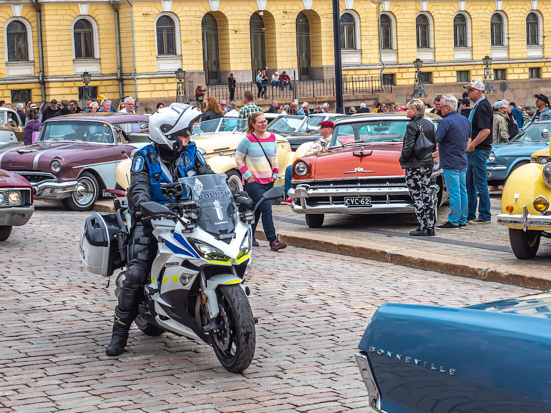 Moottoripyöräpoliisi Senaatintorilla jenkkiautotapahtumassa