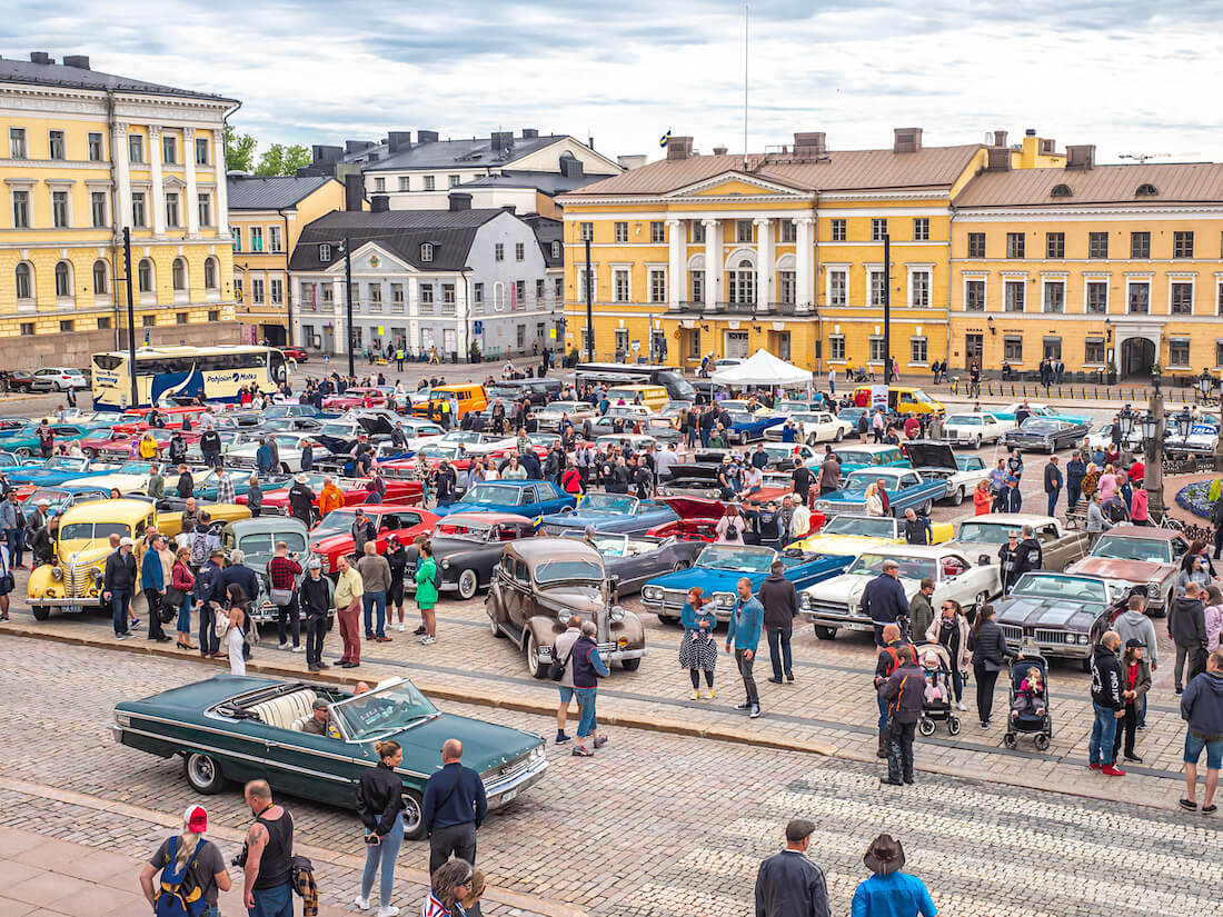 Jenkkiautoja Senaatintorilla Classic Car parade tapahtumassa