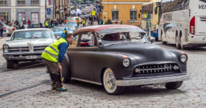 Ruotsalainen jenkkiauto saapumassa Senaatintorille