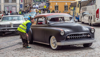 Ruotsalainen jenkkiauto saapumassa Senaatintorille