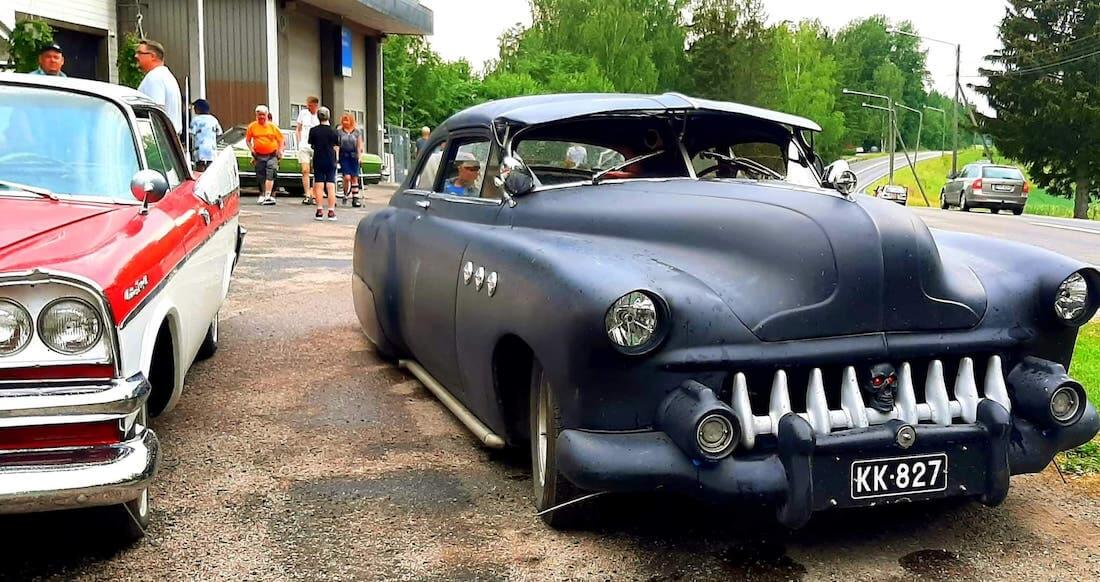 Customoitu jenkkiauto Siuntion Naapurissa kahvilassa