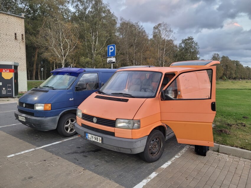 Oranssi Transporter hajonneena.