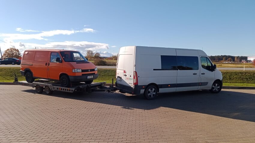 Oranssi Transporter T4 trailerilla Latviassa