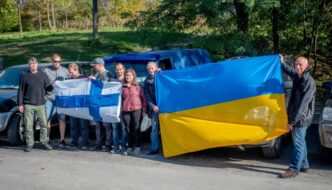 Suomen ja Ukrainan liput Ukrainan rajalla