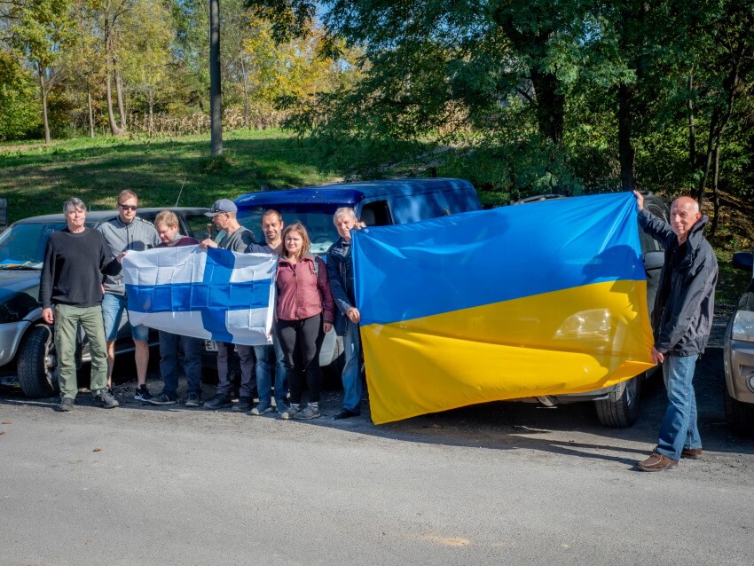 Suomen ja Ukrainan liput Ukrainan rajalla