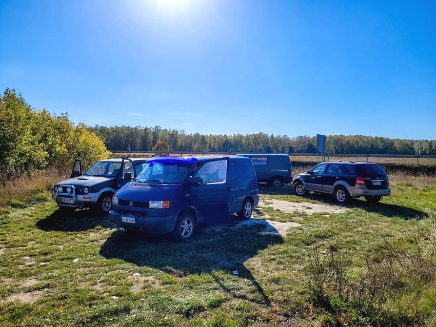 Ukrainaan lahjoitetut autot pellolla Puolassa