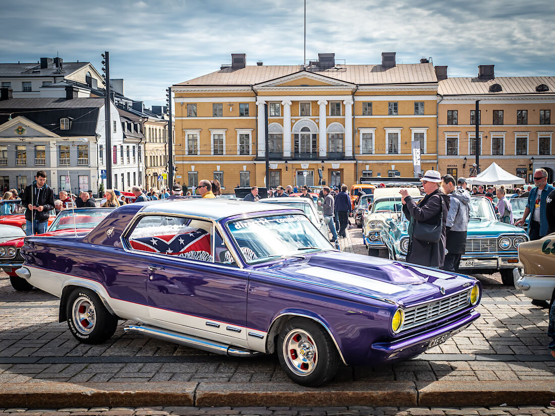 Thonyn 1965 Dodge Dart GT senaatintorilla