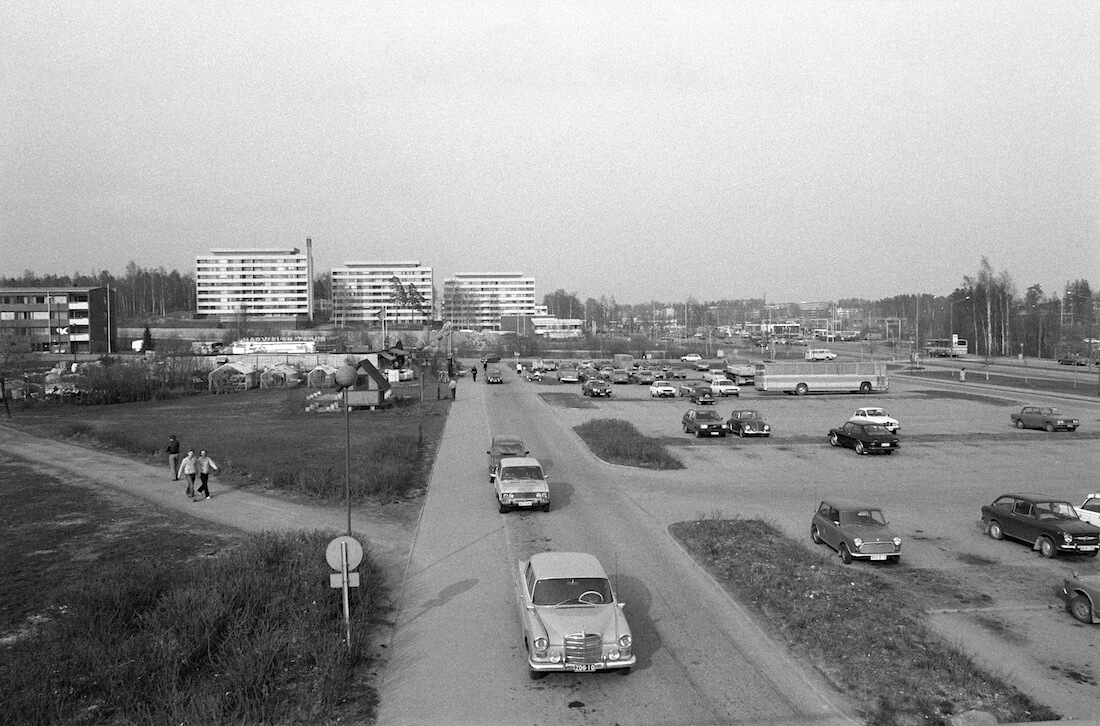 Puotinharjun Puhoksen parkkipaikka 1970-luvun puolessa välissä.