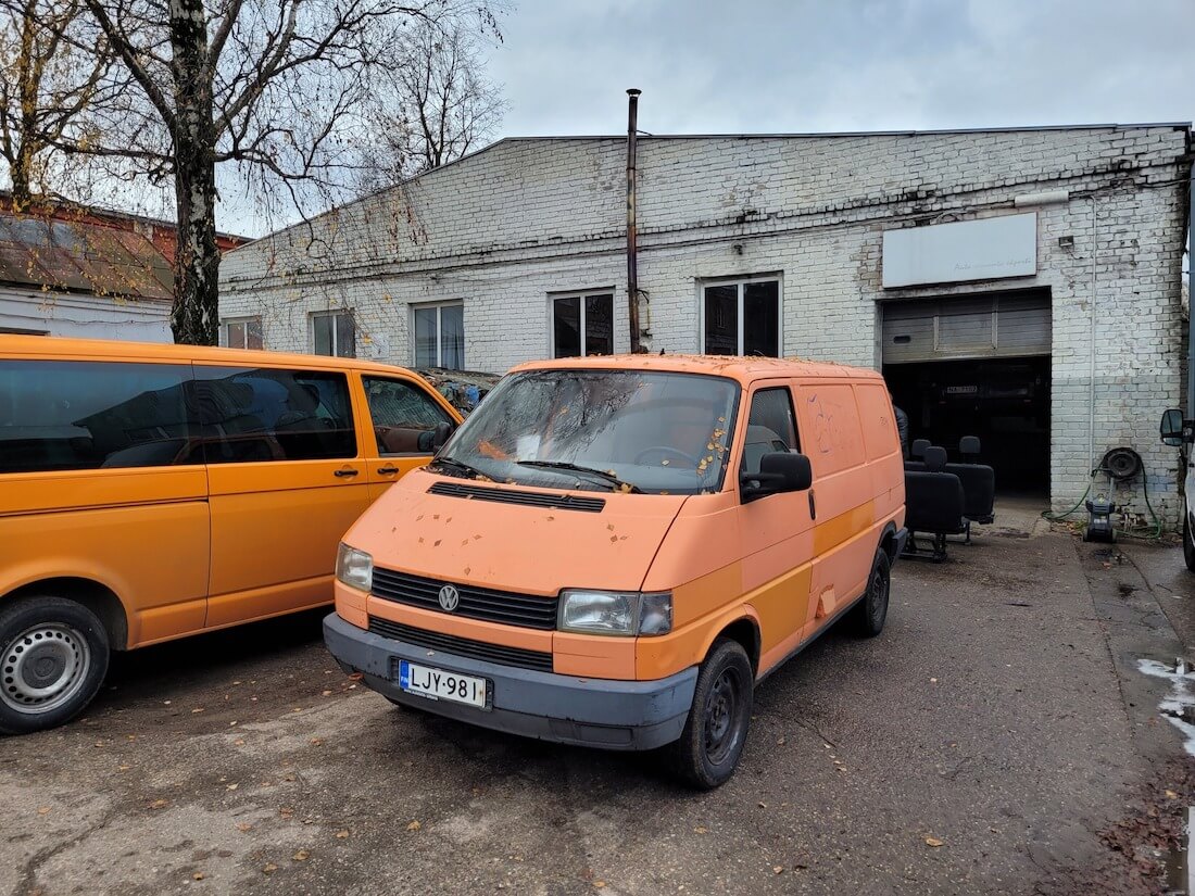 Oranssi 1991 Volkswagen T4 korjaamolla