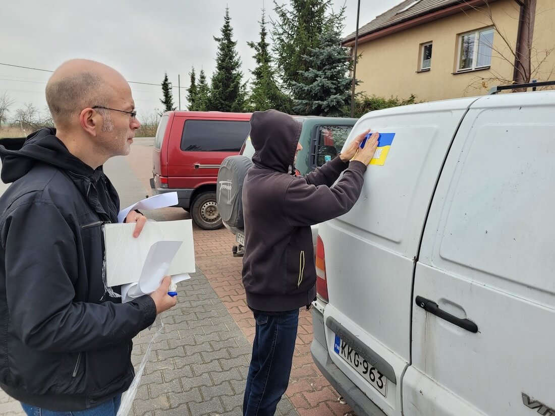 Ukrainan lippujen liimaaminen autojen takaoviin