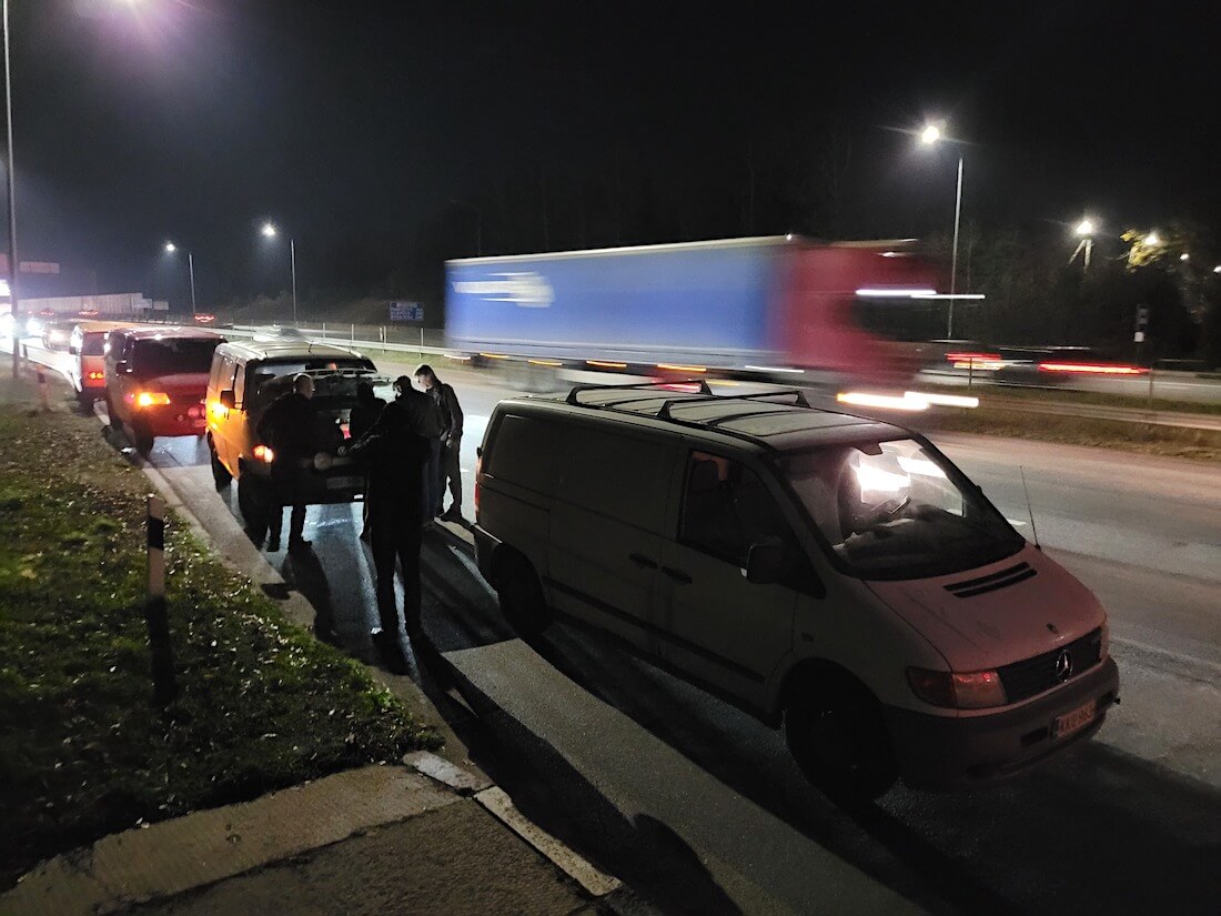 Autokolonna moottoriteiden risteyksessä Kaunasissa